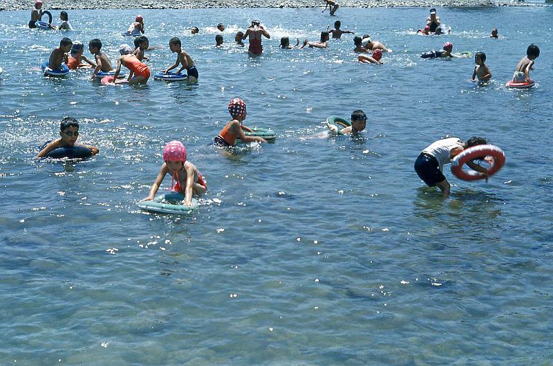 1952 Japan 044 Tachikawa River.jpg